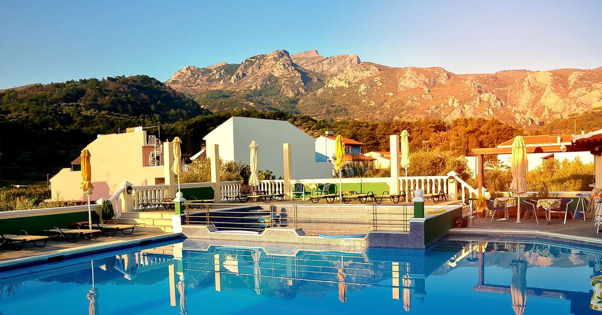 Ein Foto vom Pool im Athena Hotel