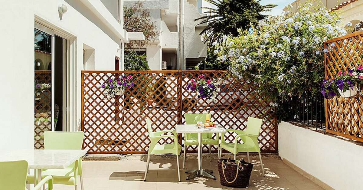 Een foto van het terras bij Santa Maria City Hotel