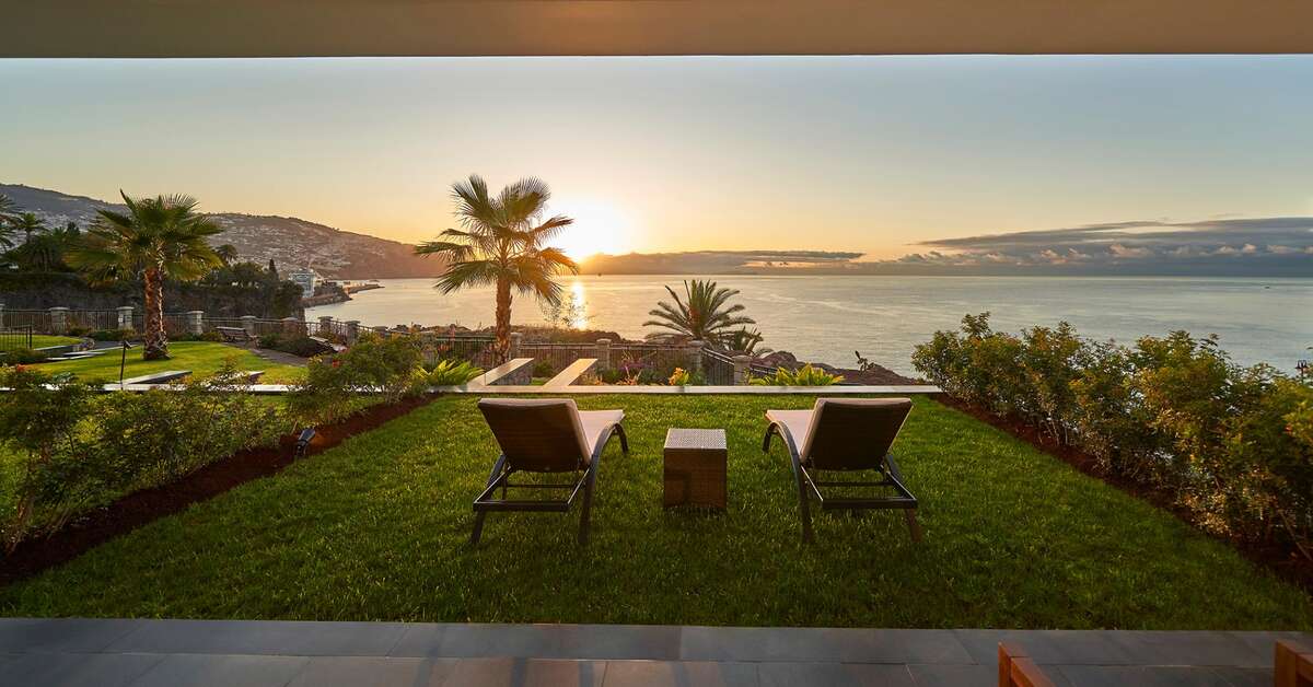 Ein Foto von der Terrasse im Les Suites at The Cliff Bay