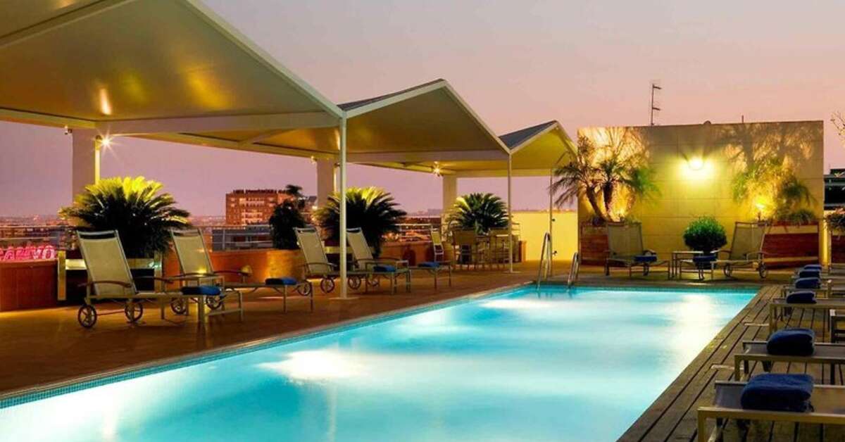 Een foto van het zwembad bij Hotel Novotel Sevilla