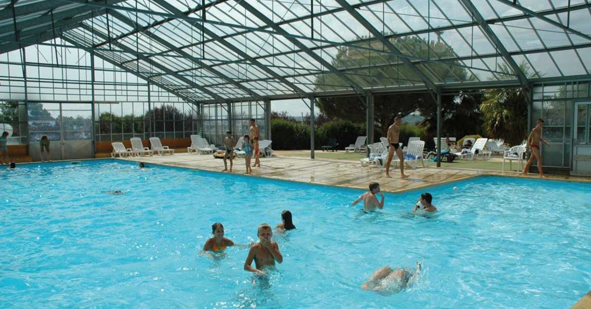 Een foto van het zwembad bij Camping Le Carbonnier