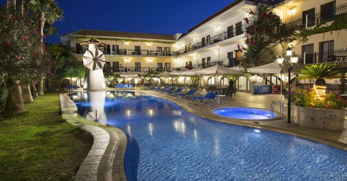 Een foto van het zwembad bij Almyrida Beach Hotel