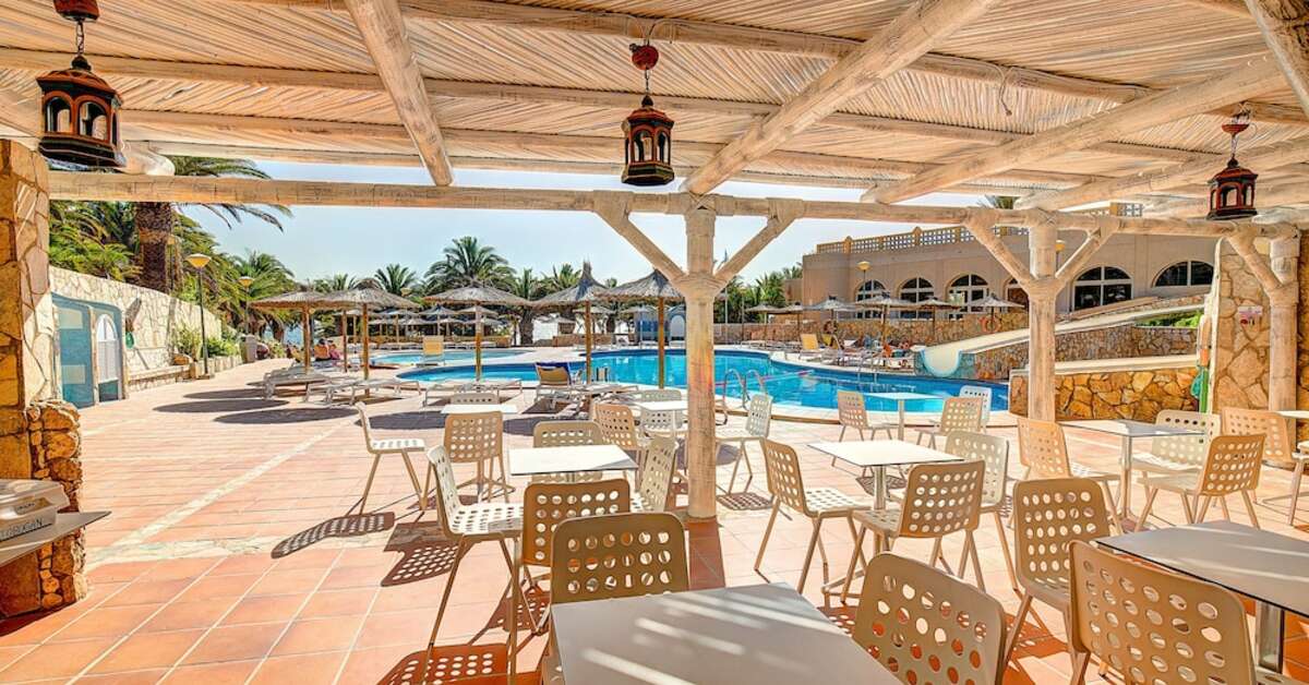 Een foto van het terras bij SBH Hotel Monica Beach Resort