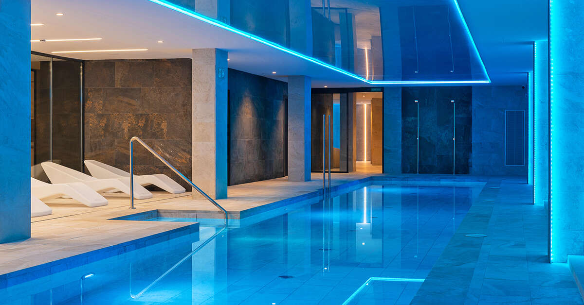 Een foto van het zwembad bij L'Azure Hotel