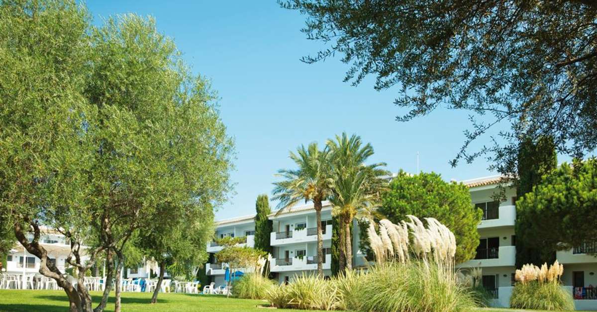 Een foto van de buitenkant van Inturotel Cala Azul Garden