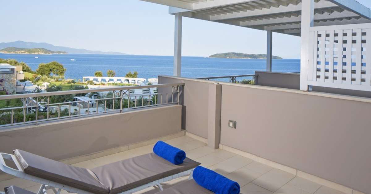 Een foto van het terras bij Kassandra Bay Resort & Spa
