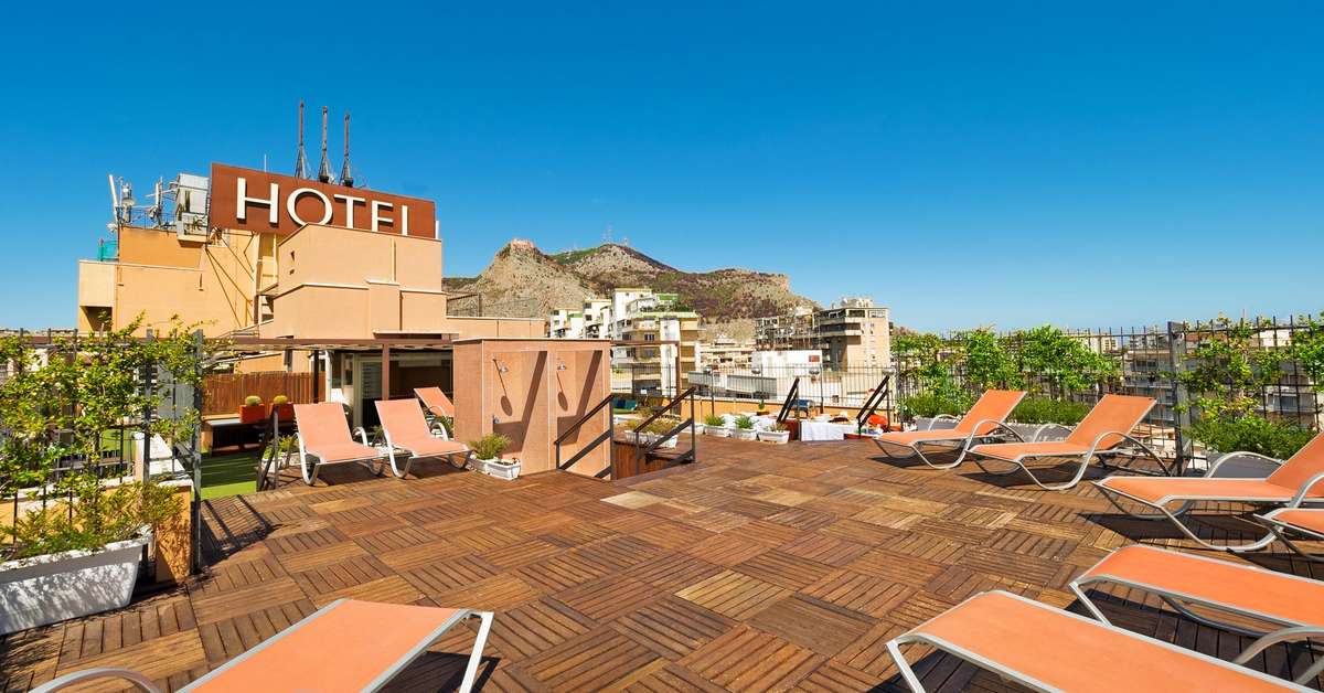 Een foto van het terras bij Astoria Palace Hotel