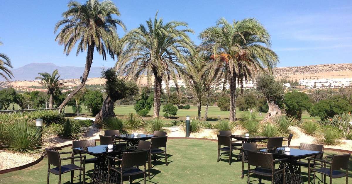 Een foto van het terras bij Hotel Golf Almerimar