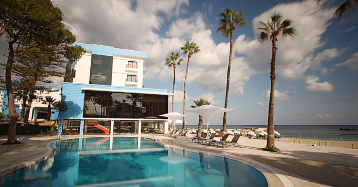 Een foto van het zwembad bij Arkin Palm Beach Hotel