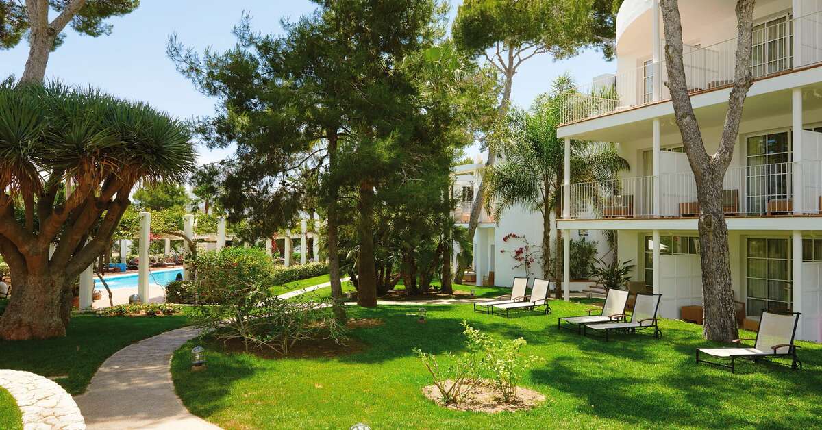 Een foto van het terras bij Melia Cala d'Or Boutique Hotel