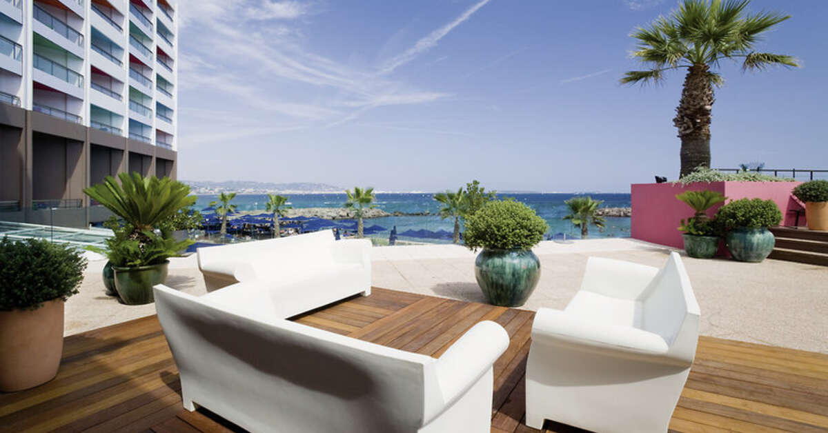 Een foto van het terras bij Pullman Cannes Mandelieu Royal Casino