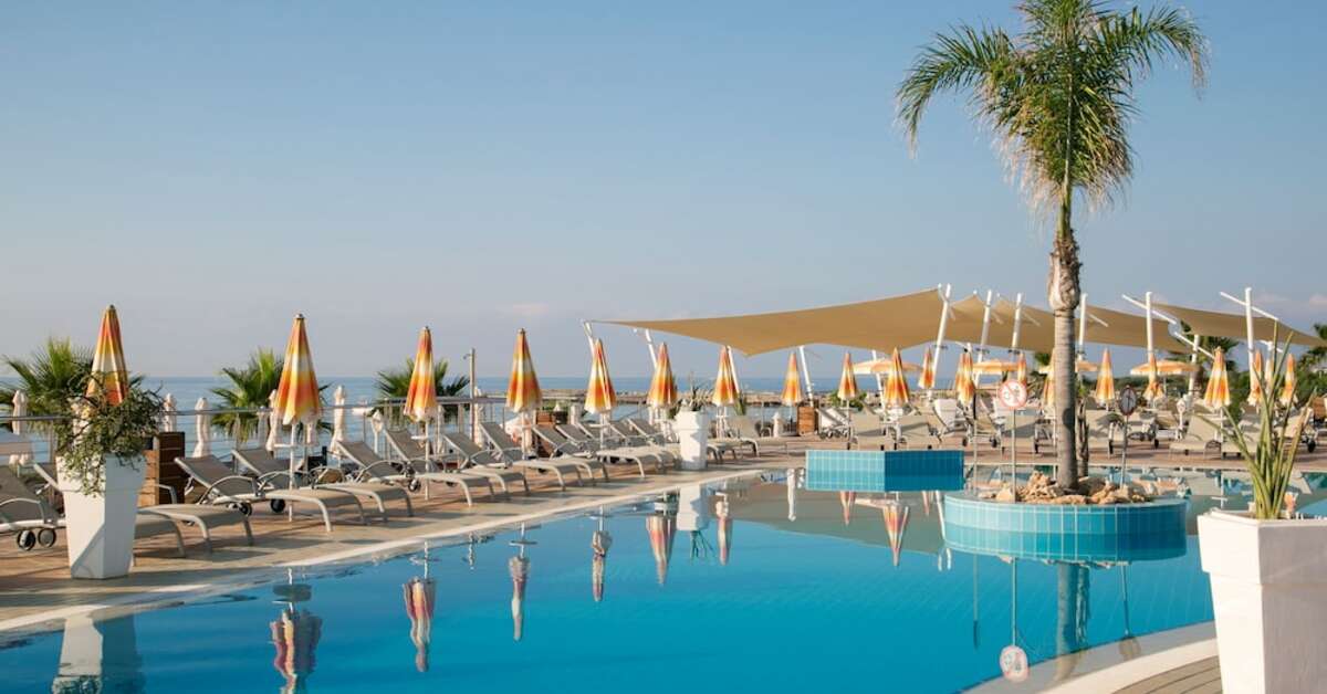 Een foto van het zwembad bij Asterias Beach Hotel