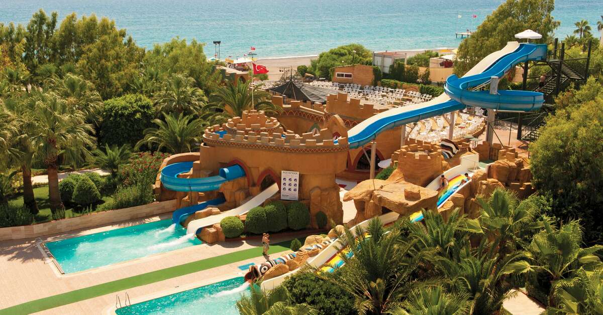 Een foto van het zwembad bij Delphin Deluxe Hotel