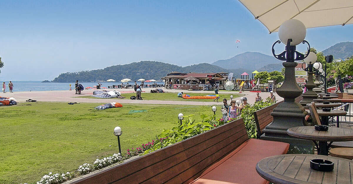 Een foto van het terras bij Club Belcekiz Beach