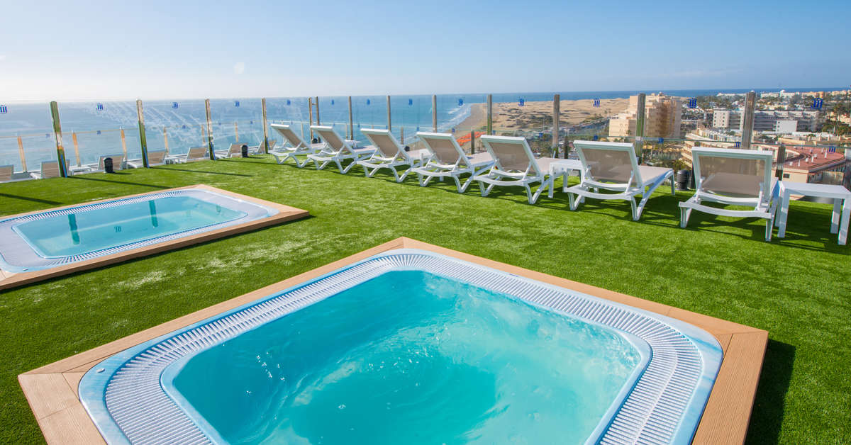 Een foto van het zwembad bij HL Suitehotel Playa del Ingles
