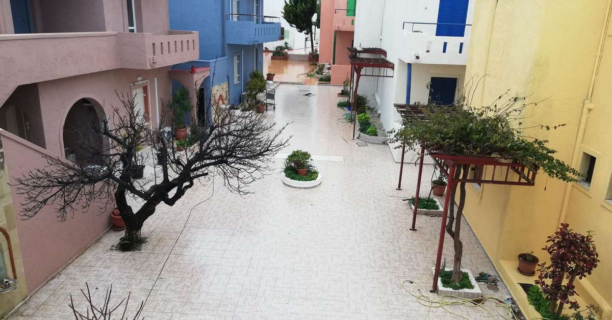 Ein Foto von der Außenansicht des Evina Rooms & Villas