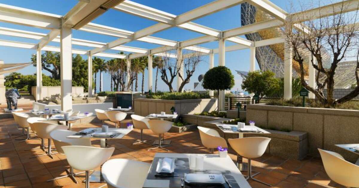 Een foto van het terras bij Hotel Arts Barcelona