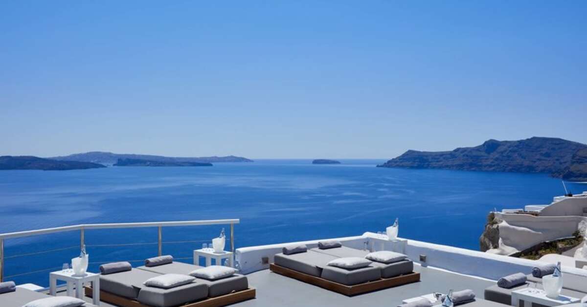 Een foto van het terras bij Canaves Oia Boutique Hotel