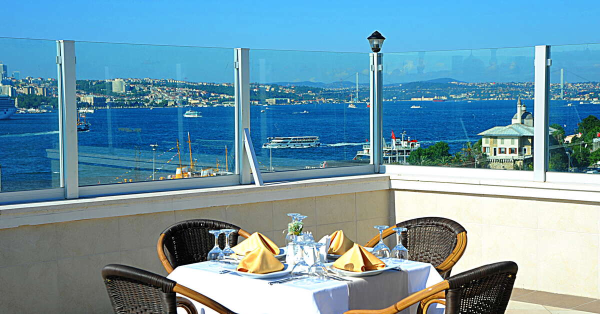 Een foto van het terras bij Askoc Hotel