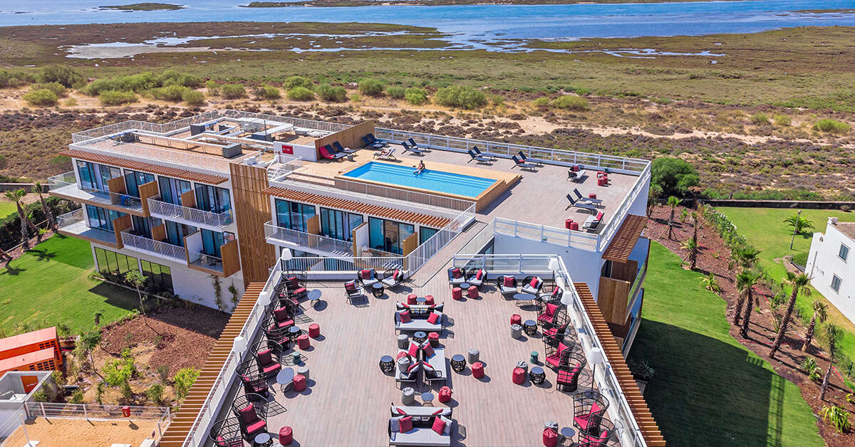 Een foto van het terras bij AP Cabanas Beach & Nature