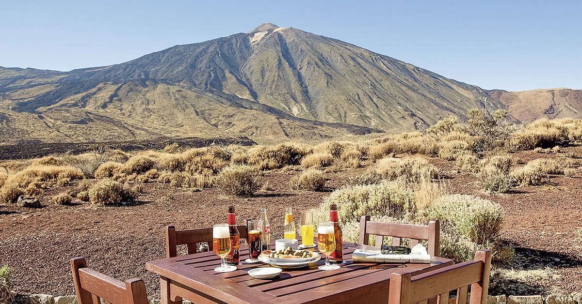 Een foto van het terras bij Parador de Las Canadas del Teide