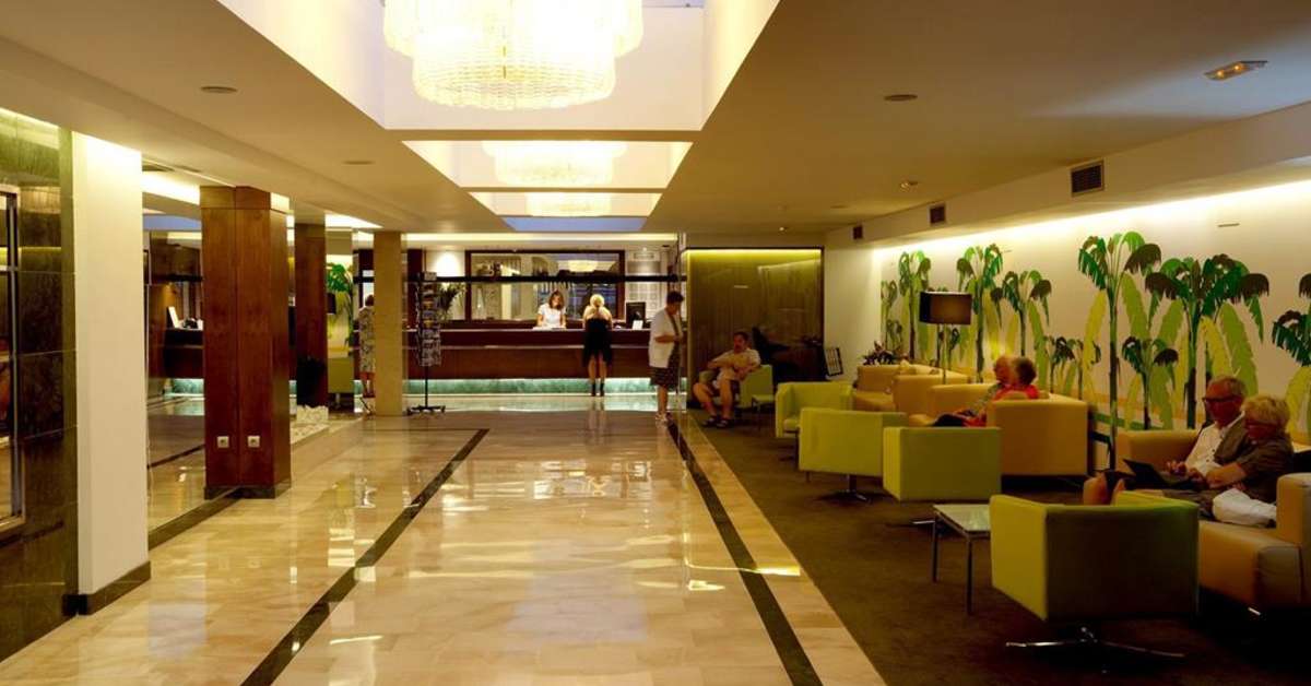 Een foto van het interieur van Mercure Benidorm