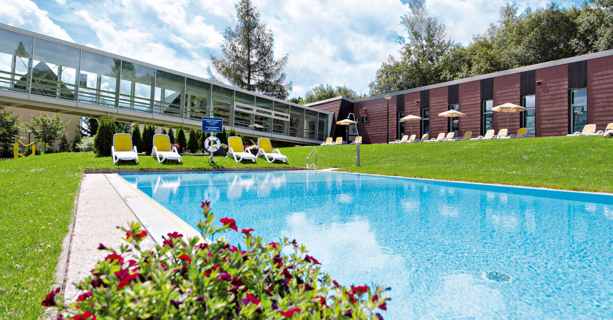 Een foto van het zwembad bij Ahorn Waldhotel Altenberg