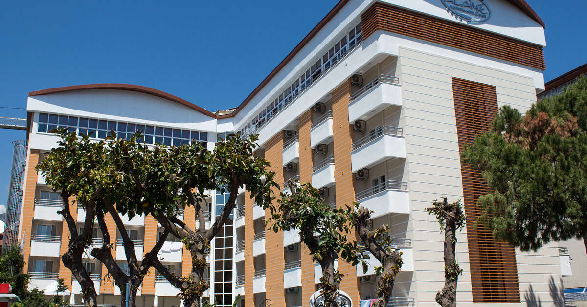 Ein Foto von der Außenansicht des Alaiye Kleopatra Hotel