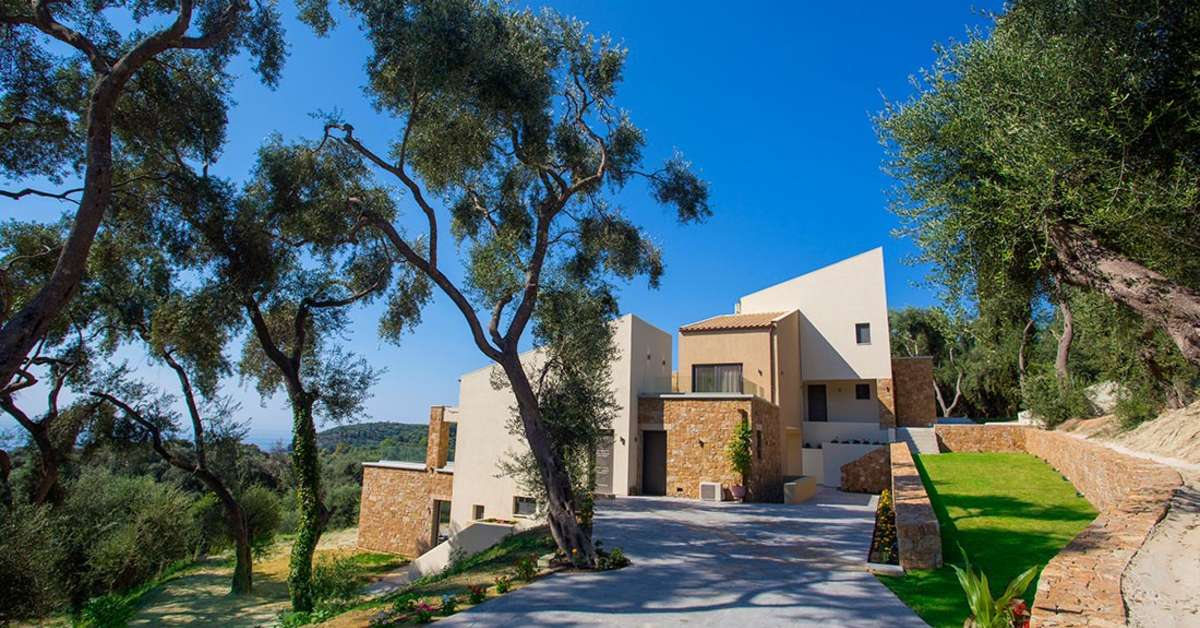 Een foto van de buitenkant van Golden Bay Suites