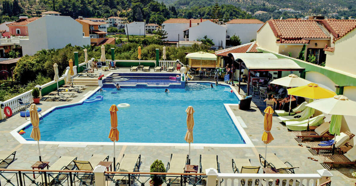 Ein Foto vom Pool im Athena Hotel