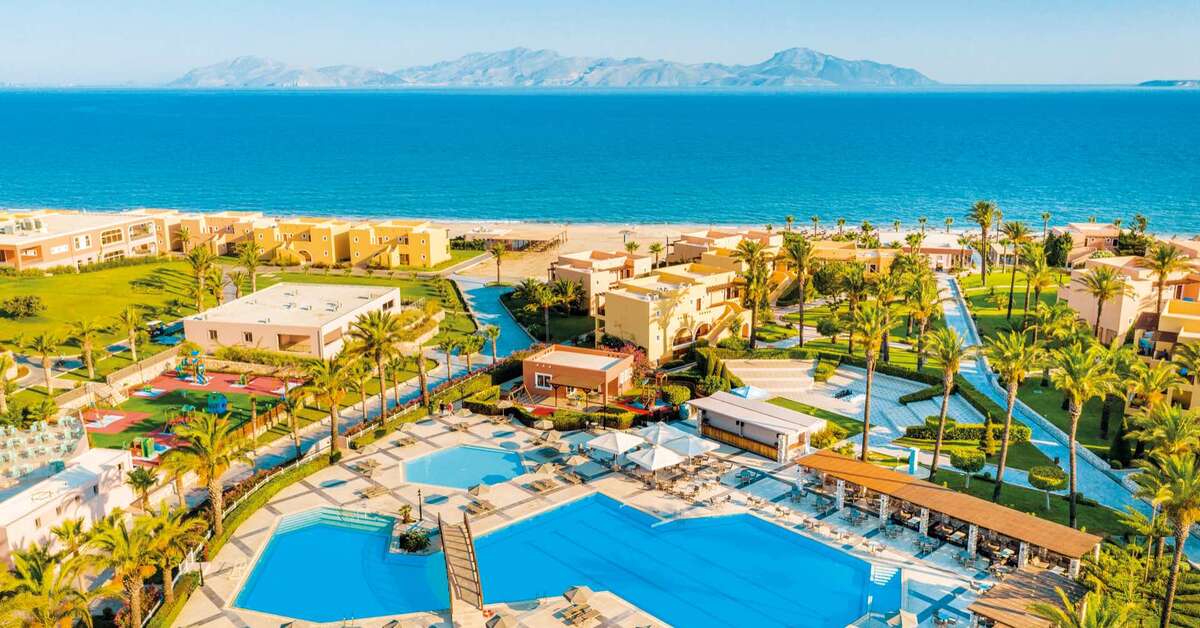 Een foto van het zwembad bij Horizon Beach Resort