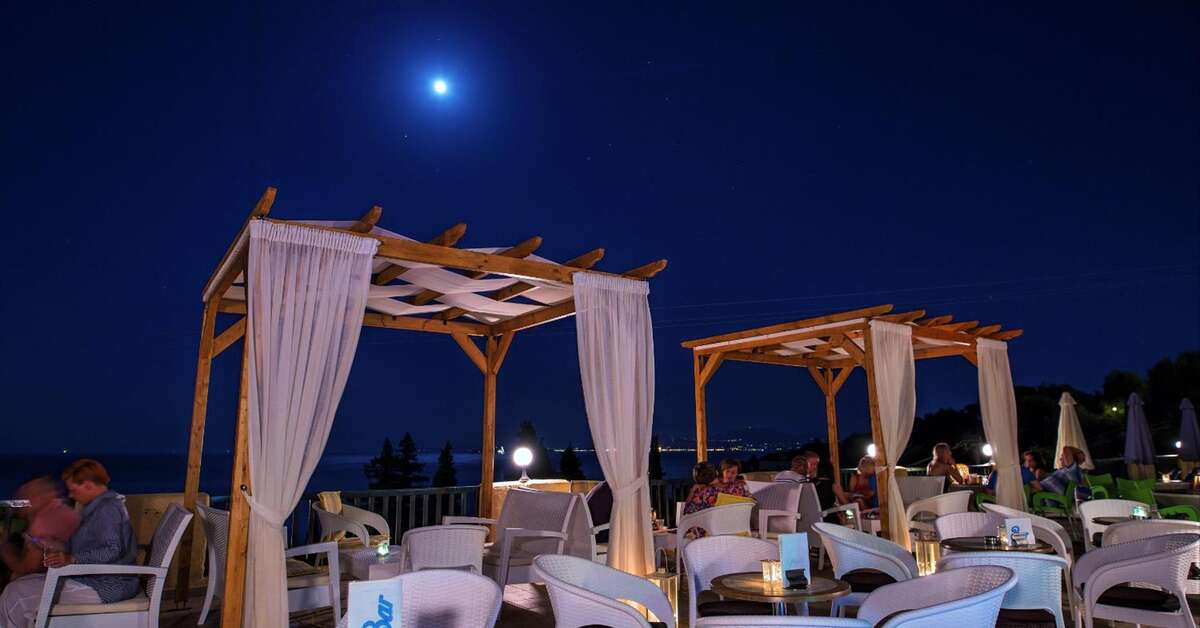 Ein Foto von der Terrasse im Corfu Aquamarine Hotel