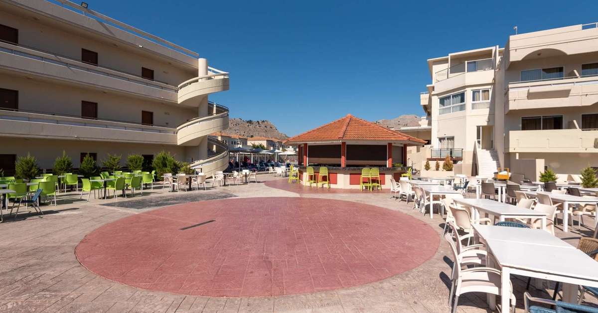 Een foto van het terras bij Delfinia Resort