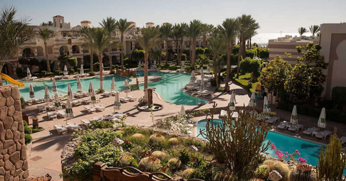 Een foto van het zwembad bij Rehana Royal Beach Resort & Spa