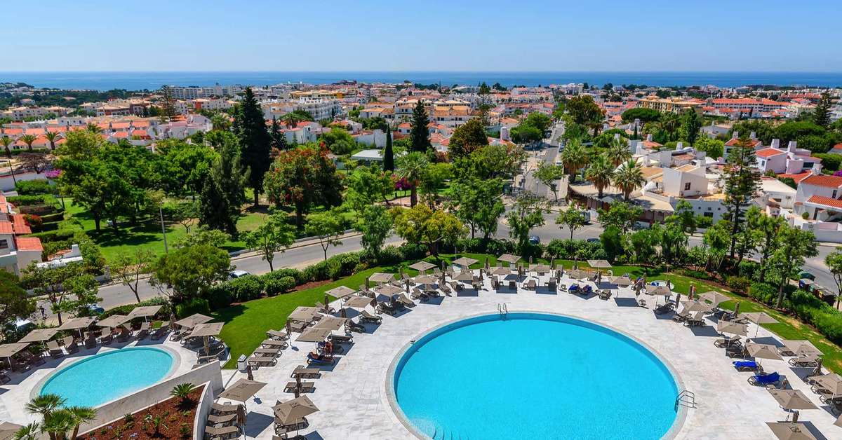 Een foto van het zwembad bij Jupiter Albufeira Hotel