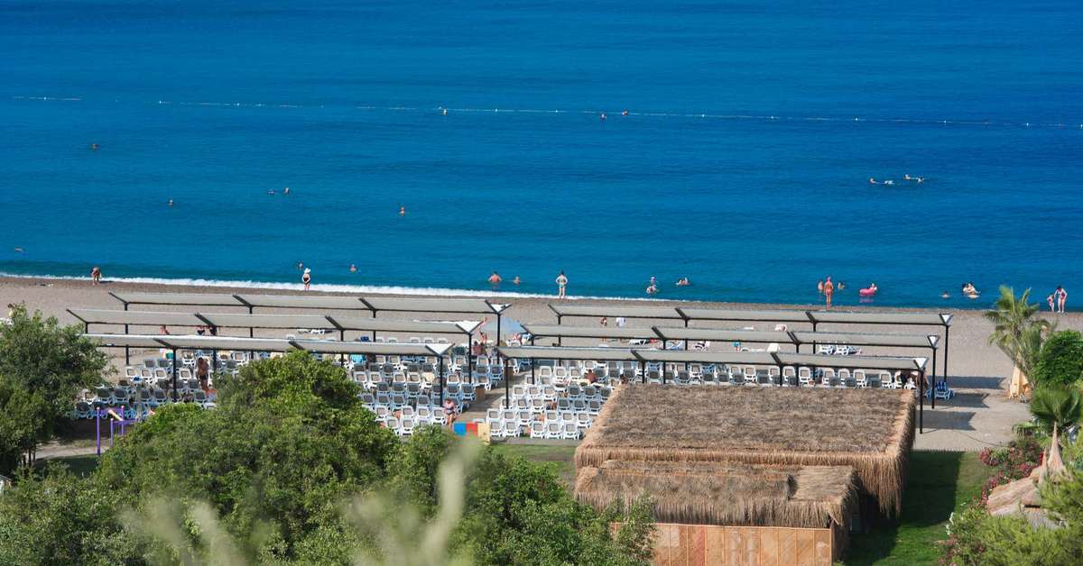 Ein Foto vom Strand beim Oz Hotels Sui