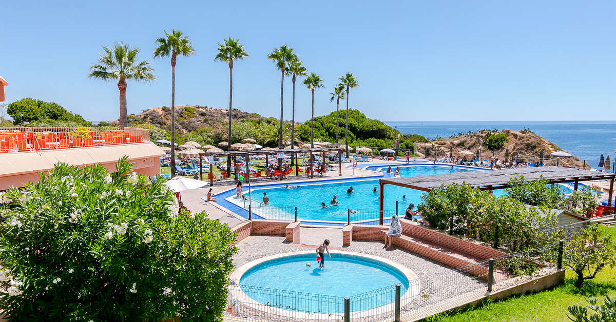 Een foto van het zwembad bij Auramar Beach Resort