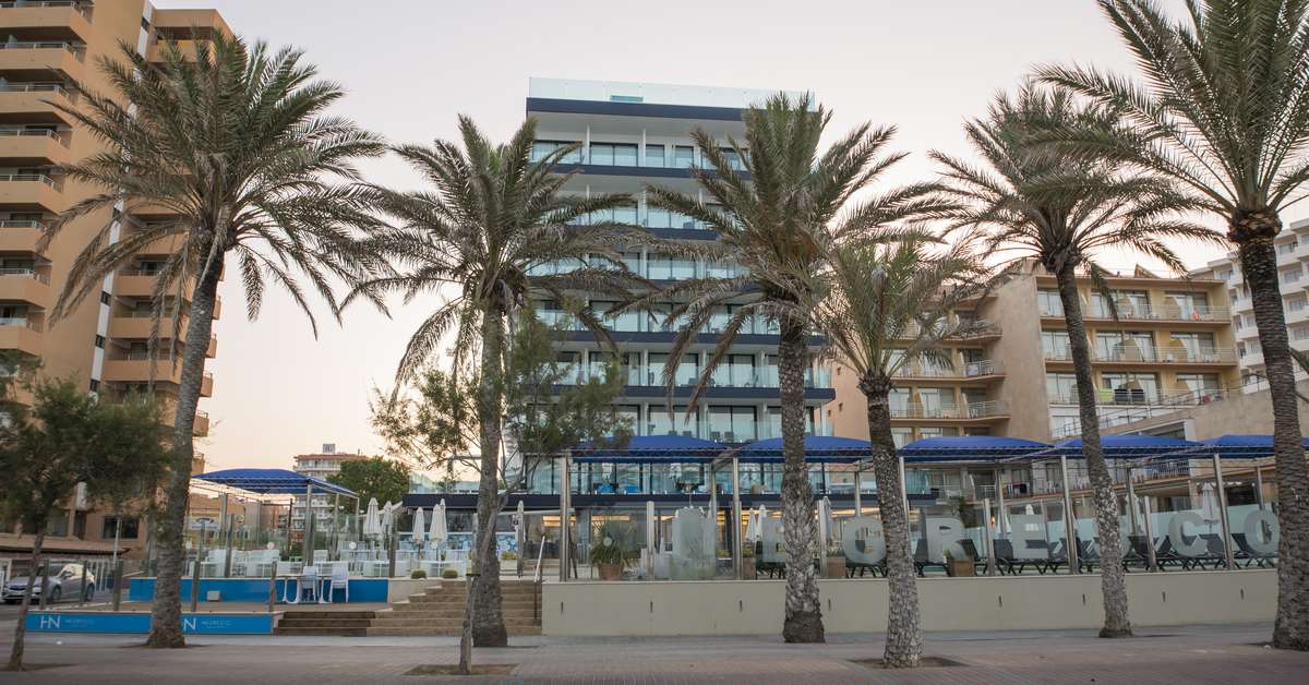 Een foto van de buitenkant van Negresco Beach Hotel