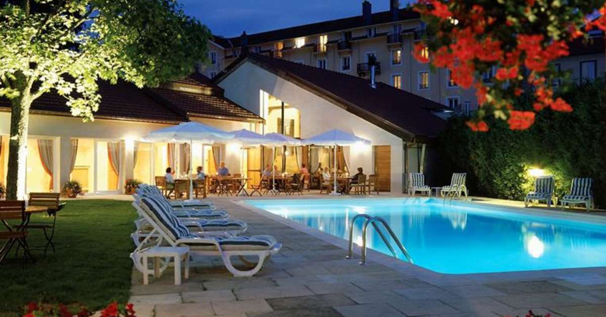 Een foto van het zwembad bij Grand Hotel & Spa