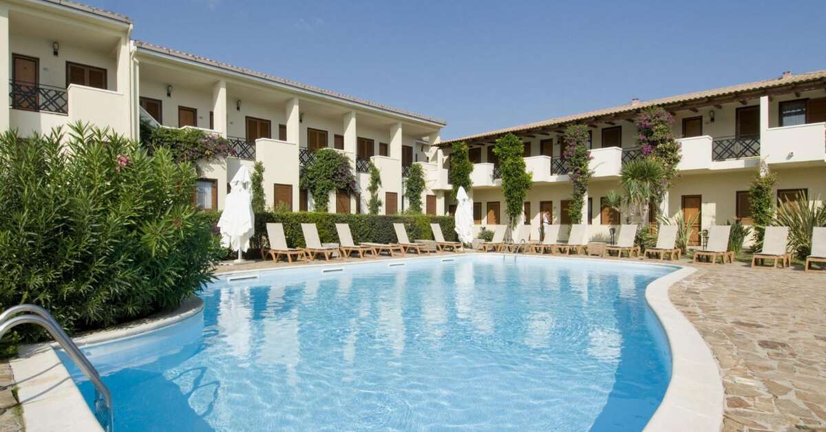 Een foto van het zwembad bij Hotel Palau