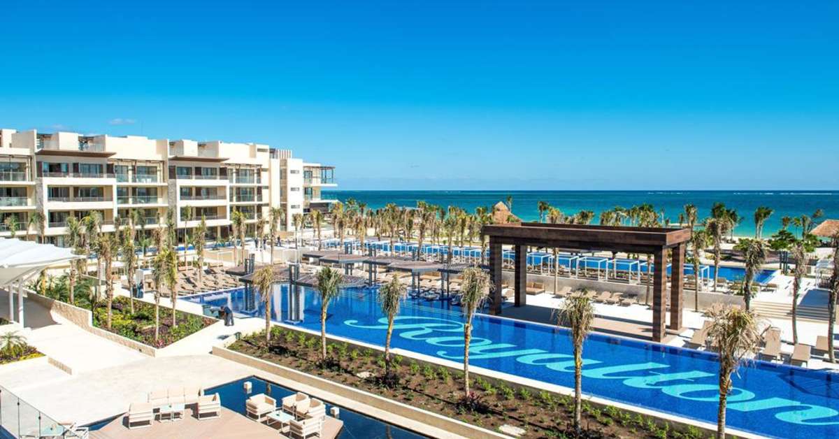 Een foto van het zwembad bij Royalton Riviera Cancun