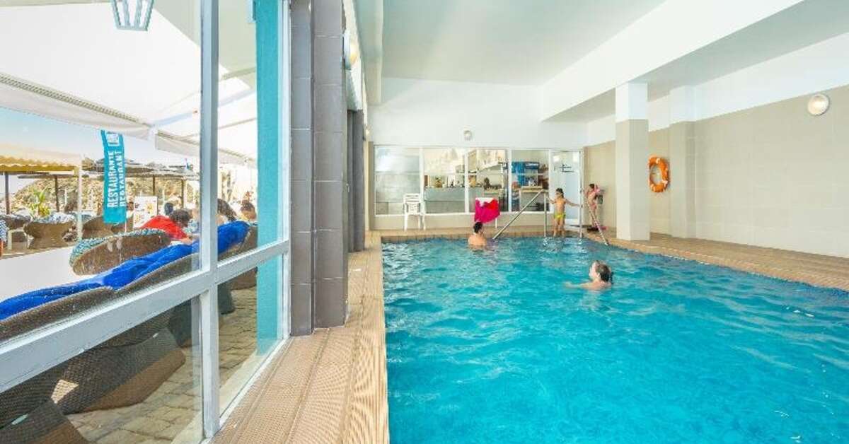 Een foto van het zwembad bij Hotel Sol e Mar