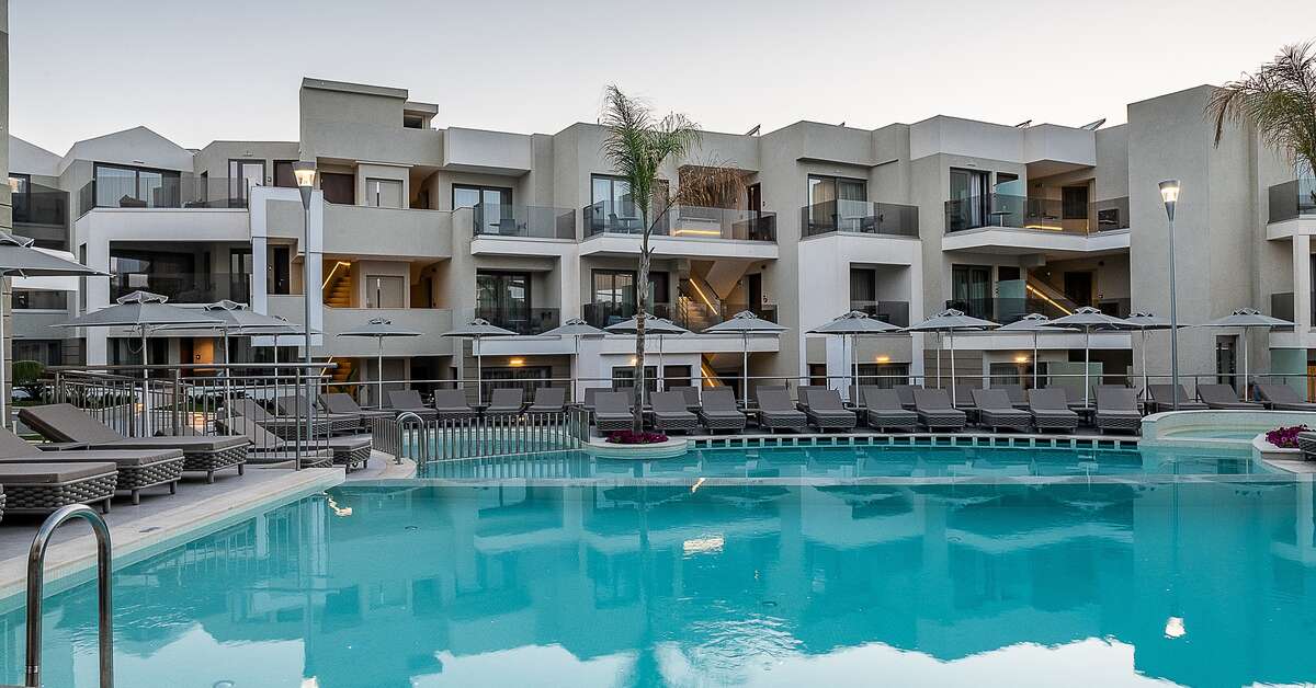Een foto van het zwembad bij Porto Platanias Luxury Selection