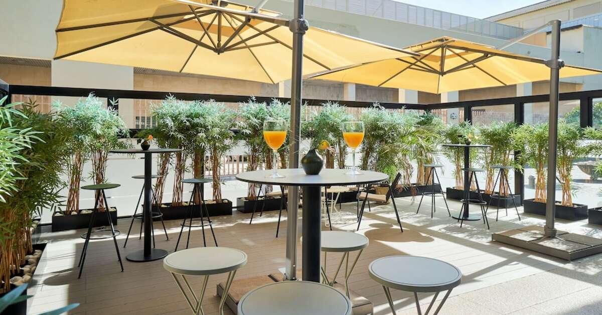 Een foto van het terras bij Eurostars Malaga