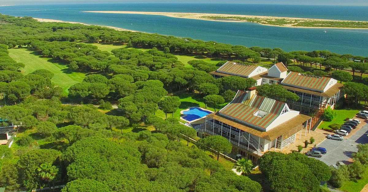 Een foto van de buitenkant van Hotel Nuevo Portil Golf