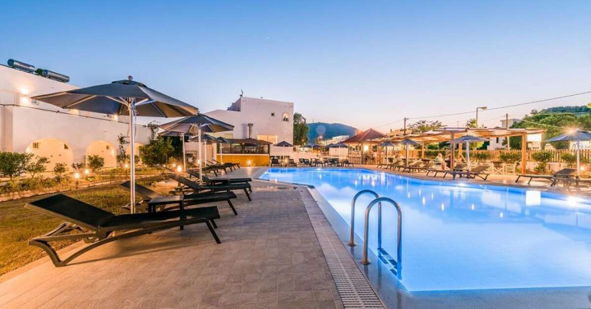 Een foto van het zwembad bij Belmare Hotel