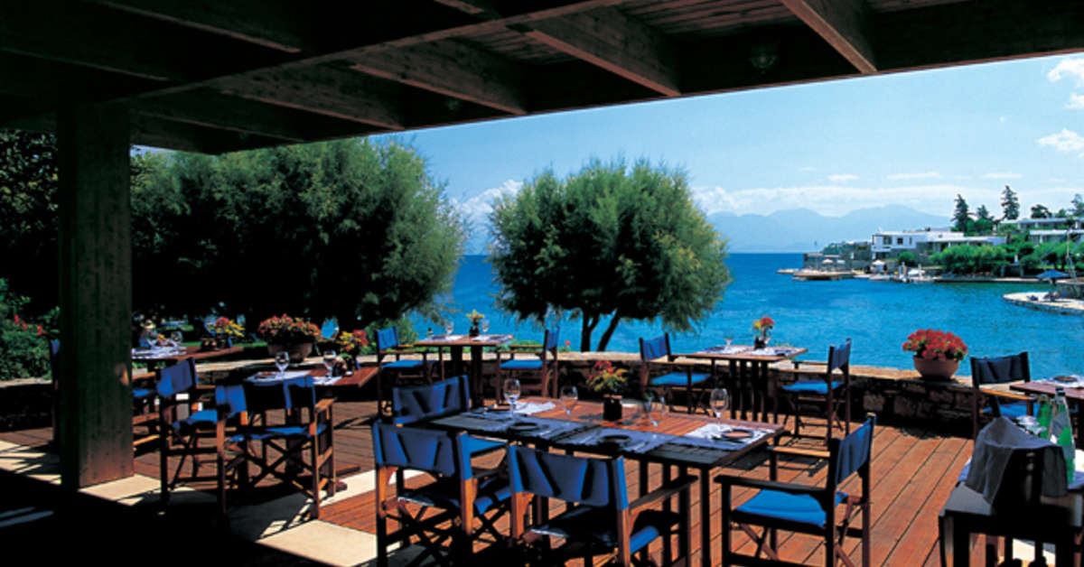 Een foto van het terras bij Elounda Bay Palace