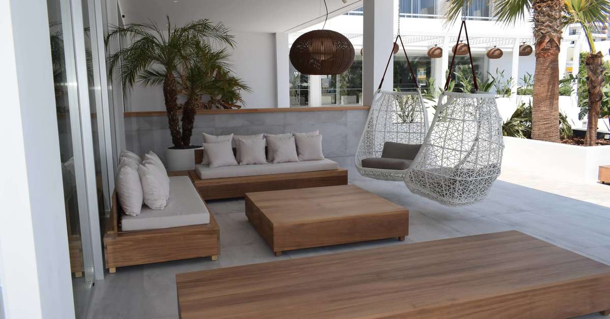 Een foto van het terras bij Anfora Ibiza Hotel