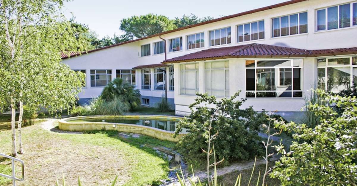 Een foto van de buitenkant van Bella Italia Efa Village Sport & Family