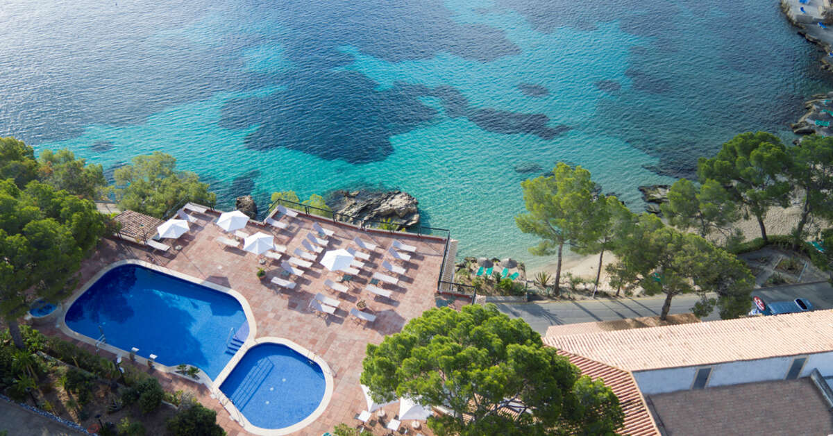 Een foto van het zwembad bij Cala Fornells Hotel